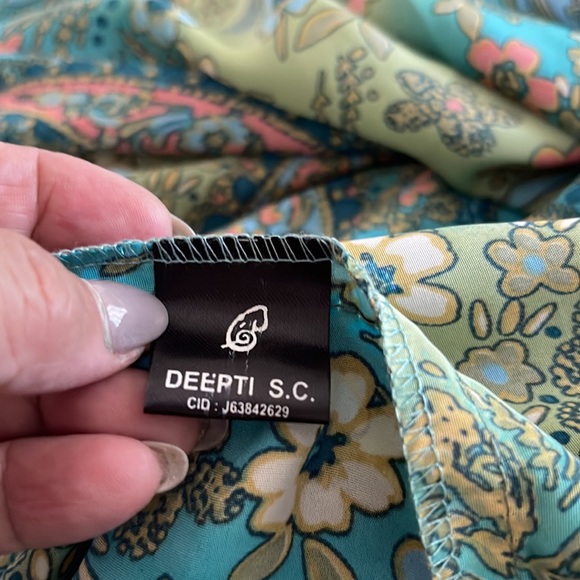 Deepti S . C. Size. Color floral green and orange . 70%seda and 30%poliester - Picture 8 of 8